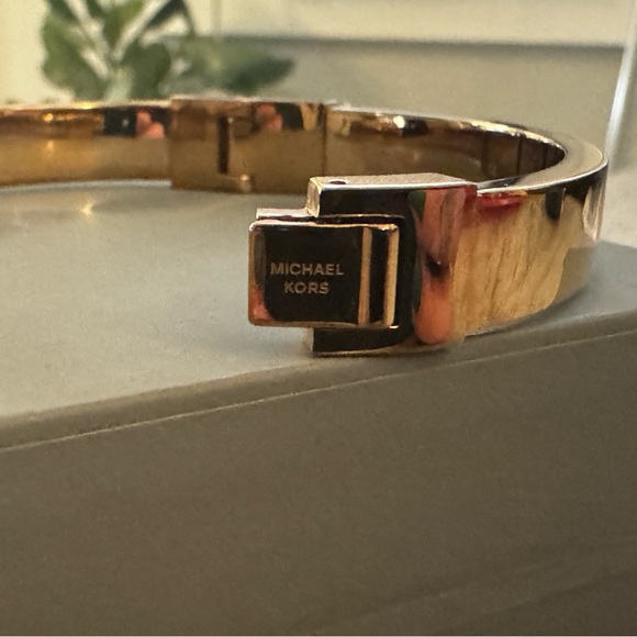 Michael Kors Stainless Steel Rose Gold Tone Hinged Bangle-- Excellent Condition - Picture 2 of 6